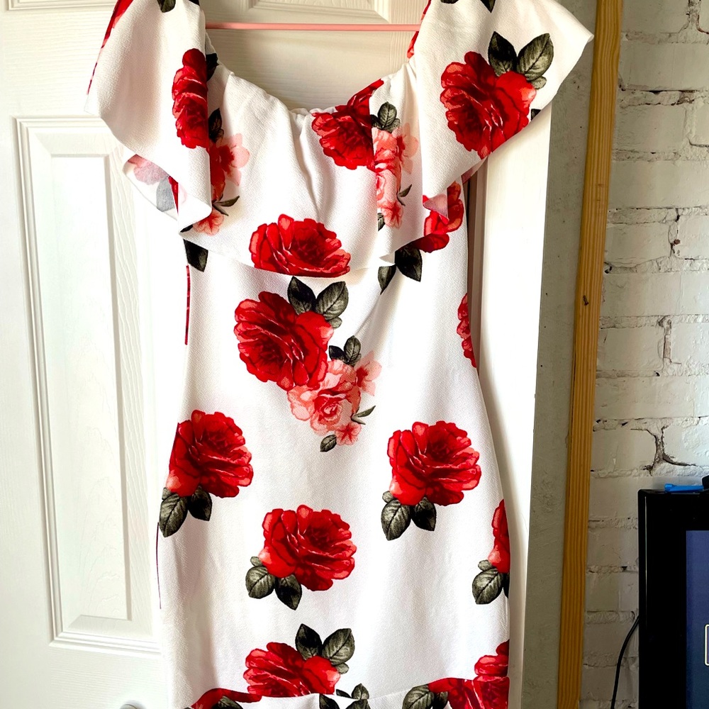 White floral dress New. Size M. Stretchy and cute. Excellent condition.